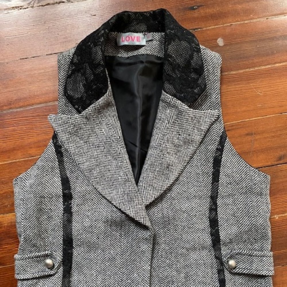 Love cropped tweed open vest M